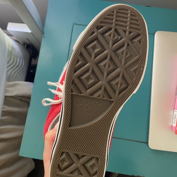 Red converse - Picture 2 of 3